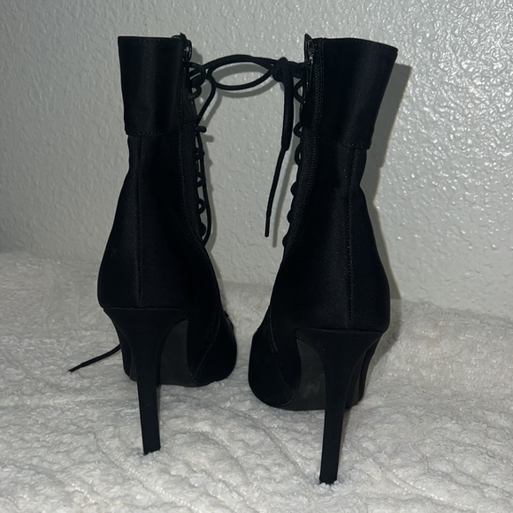 Super Cute Black Booties - Picture 3 of 4